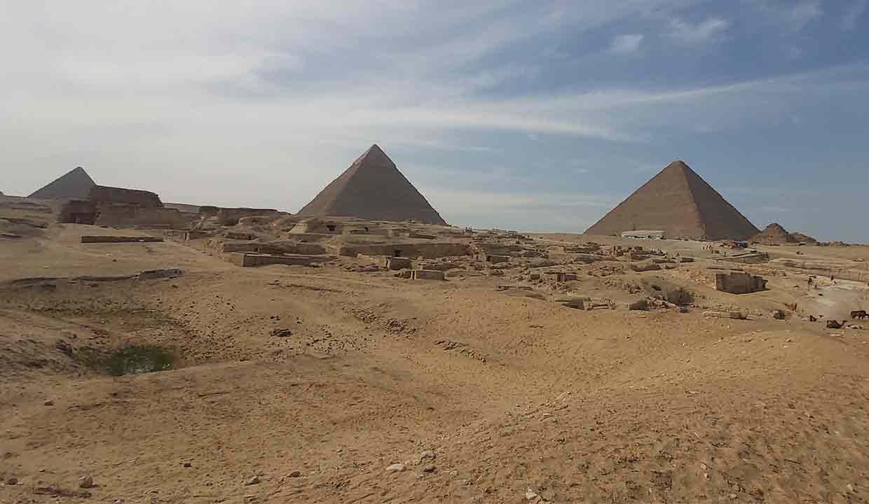 Workers' Village Chronicles: Life Behind the Giza Pyramids